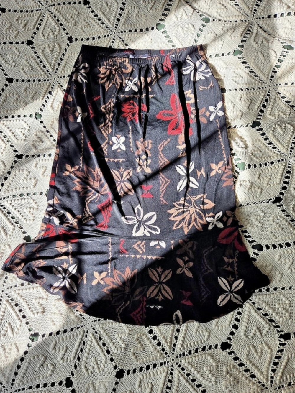 Y2k/2000s Vintage CHICO'S Floral Midi Skirt in Black & Red Size Medium